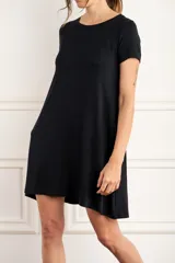 Vestido mini negro de manga corta y cuello redondo, confeccionado en mezcla de viscosa y elastano con diseño fluido y versátil.