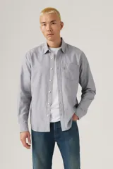 Camisa de hombre Levi's de manga larga, color gris jaspeado, con cuello clásico, cierre frontal con botones, bolsillo en el pecho y logo de la marca en etiqueta roja.