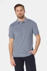Remera polo lisa de piqué en color celeste, con cuello camisero, cierre frontal con botones y manga corta.