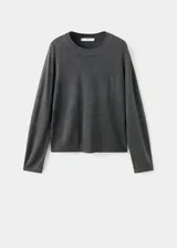 Jersey de punto fino color gris oscuro, con cuello redondo y diseño recto de manga larga.