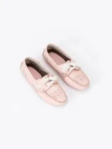 Mocasín de cuero vacuno con efecto gastado, diseño de la colaboración Jazmín Chebar x Guido. Presenta detalles de picado en laterales y capellada, con cordones blancos y suela de goma con relieve.