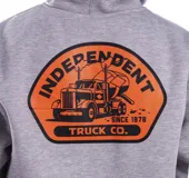 Canguro con capucha gris de corte clásico, con bolsillo frontal tipo canguro y cordones ajustables. Presenta un parche estampado en el pecho con el logo de Independent Truck Co. en color naranja.