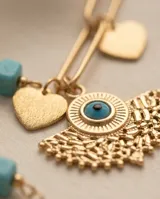 Collar doble de acero con baño de oro, compuesto por una cadena de eslabones alargados y una cadena fina con dijes colgantes de corazones, círculos y un dije central en forma de ojo turco con diseño de abanico.