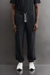 Pantalón jogger relaxed fit de Zara Athleticz confeccionado en tejido de algodón color marrón, con cintura elástica ajustable mediante cordón en contraste, bolsillos laterales y bajo con puño elástico.