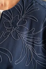 Campera tipo bomber color azul, con cierre frontal y diseño de bordado floral en toda la prenda. Presenta puños y ruedo con elástico, y un corte holgado.