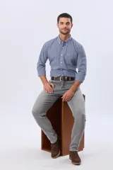 Pantalón de jean corte skinny con spandex, de tiro medio y color gris lavado.