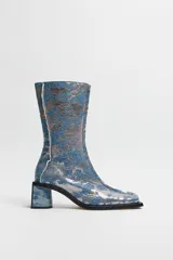 Botas de media caña Miista Reiko con estampado de denim azul y gris, taco cuadrado y punta cuadrada.