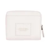 Billetera compacta Marc Jacobs, modelo The Mini Compact, en color rosado claro. Presenta un diseño plegable con cierre perimetral, múltiples ranuras para tarjetas y compartimentos internos, confeccionada en cuero premium.