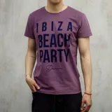 Remera violeta de algodón con estampa azul que dice "Ibiza Beach Party" y la firma "Dixon".
