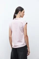 Remera azul marino de manga corta con cuello polo y escote en V con cierre.