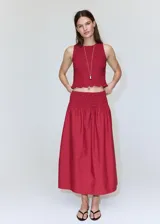 Top de corte slim sin mangas, con textura fruncida tipo nido de abeja y cuello redondo.