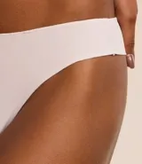 Kit de dos bombachas bikini con hilo doble, confeccionadas en microfibra color blanco y marrón.