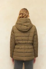 Campera puffer color verde oliva, con capucha, cierre frontal, bolsillos laterales con solapa y elástico en la cintura.