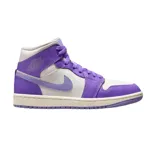 Championes de corte medio Jordan Air Mid 1, con diseño tricolor en azul, blanco y rojo. Confeccionados en cuero con el logo de Jordan Wings en el lateral y el swoosh característico de Nike.