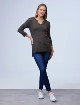 Buzo tejido de hilado fino color fucsia, marca Cable & Gauge. Cuello con solapa, escote en V con aplique de botones metálicos. Manga larga amplia con puño elastizado y laterales con tajo.