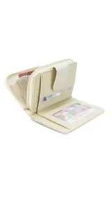 Billetera corta de símil cuero con textura croco, cierre perimetral y solapa con broche a presión. Cuenta con tarjeteros, visor, compartimento para billetes y bolsillo posterior con cierre.