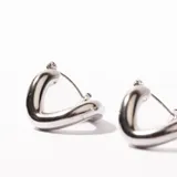 Aros plateados de acero quirúrgico con forma de medialuna gruesa.