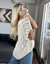 Remerón de crochet color crudo, con cuello redondo y mangas cortas.