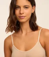 Kit de dos soutienes sin copa y sin aro, confeccionados en tejido seamless de poliamida. Presentan breteles finos ajustables y diseño básico para mayor comodidad.