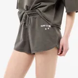 Short de felpa gris con cintura elástica con cordón ajustable y detalle estampado con la inscripción 'Surf Club' y estrellas.