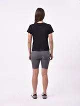 Remera verde militar con cuello redondo y estampado frontal con la frase "Do Not Disturb" en letras blancas.