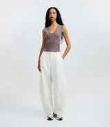Blusa sin mangas de Blue Steel, confeccionada en tejido de algodón acanalado con escote en V profundo. Presenta un diseño ajustado al cuerpo y textura vertical en relieve.