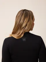 Remera de manga larga con cuello tortuga, confeccionada en tejido de algodón con elastano, de corte ajustado al cuerpo y diseño liso.