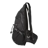 Mochila New Balance negra de 15 litros con logo reflectivo. Cuenta con compartimento principal con cierre, correas de compresión laterales, funda interior para mochila de hidratación y bolsillo frontal con cremallera y protección contra la lluvia.