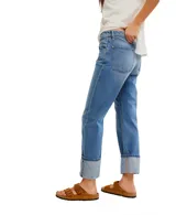 Pantalón de jean celeste de corte recto con ruedo doblado.