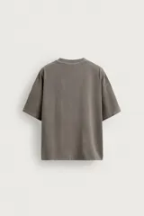Camiseta de algodón con cuello redondo y mangas cortas, de corte relaxed fit y efecto lavado gris.