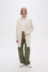 Saco de punto abierto, color negro, con cuello redondo, manga larga y bolsillos frontales aplicados.