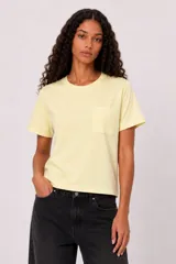 Remera azul marino de manga corta, con cuello redondo a la base y un bolsillo aplicado en el pecho. Presenta un corte holgado.