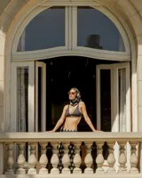 Top de bikini triangular color negro, con tirantes finos y diseño clásico.