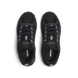 Championes de trekking Merrell modelo Accentor 4 WP para mujer, color negro con detalles en rosado y gris, impermeables, con capellada de ante y malla.