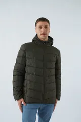 Campera de nylon negra con cierre frontal y bolsillos laterales con cierre.