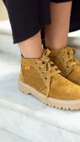 Bota acordonada color marrón de cuero gamuzado, con suela de goma y plataforma.