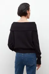 Sweater beige de tejido de punto, con escote bardot y mangas largas.