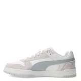 Championes Puma modelo Game Low SD, de estilo retro con bloques de color. Presentan una combinación de cuero sintético blanco y detalles en gamuza gris claro, con la icónica franja lateral de Puma en un tono gris azulado. Cuentan con plantilla SOFTFOAM+ para mayor amortiguación y suela de goma resistente.