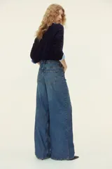 Jean wide leg de tiro alto en denim rígido de mezcla de algodón y lyocell, en color azul, con diseño de cinco bolsillos y corte holgado en las piernas.