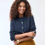 Cárdigan de punto azul marino con cuello redondo, manga larga y cierre frontal con botones dorados.