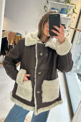 Campera Mali de napalán de cuero genuino color marrón oscuro con interior, solapas, puños y bolsillos appliqués de corderito sintético blanco. Cuenta con cierre frontal de grandes botones.