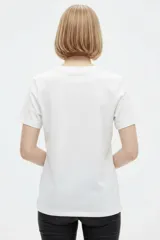Remera blanca de manga corta con cuello redondo y estampado frontal de inspiración veraniega con motivos italianos, limones y la leyenda Italia Amalfi Capri.