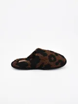 Pantuflas cerradas con estampado animal print tipo leopardo en tonos marrones y negros, con suela acolchada.