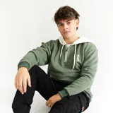 Canguro verde seco con capucha y cordones blancos, cierre parcial con cremallera, bolsillo tipo canguro y logo bordado en el pecho.