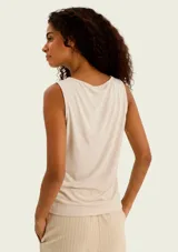 Musculosa negra sin mangas, con cuello drapeado y diseño ajustado.