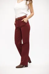 Pantalón de vestir color bordó, tiro medio/alto, con corte recto y ancho.