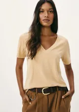 Camiseta de manga corta color beige claro, con escote en V y calce regular.