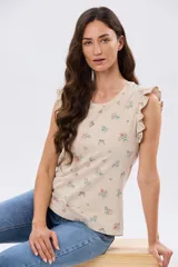 Remera blanca de algodón con delicado estampado floral y volados en las mangas cortas, con diseño de cuello redondo.