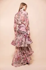 Camisa de manga larga fluida con estampado floral estilo paisley en tonos rosas, verdes y violetas, con cuello camisero y escote en V profundo.