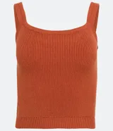 Blusa de punto acanalado color naranja, con escote en U y tirantes finos. Presenta un diseño ajustado al cuerpo.